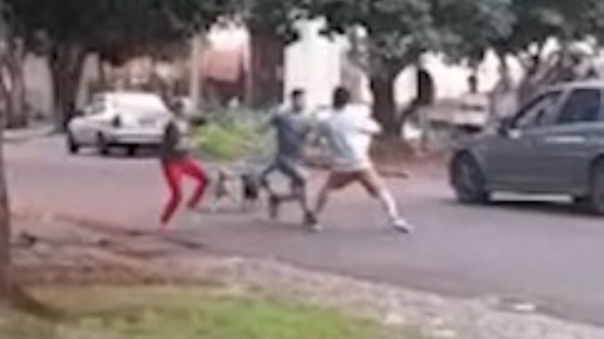 Fechou o tempo! Populares entram em vias de fato no meio da rua