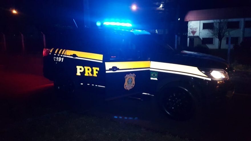 Equipes da Polícia Rodoviária Federal realizam abordagem rotineira em Cascavel