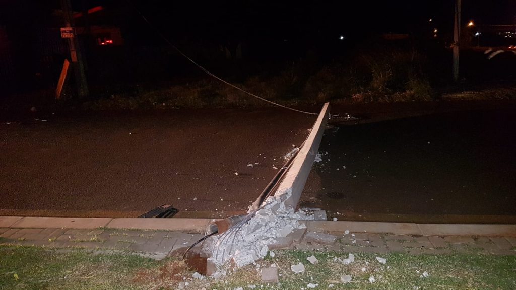 Veículo colide com poste e foge do local no Esmeralda
