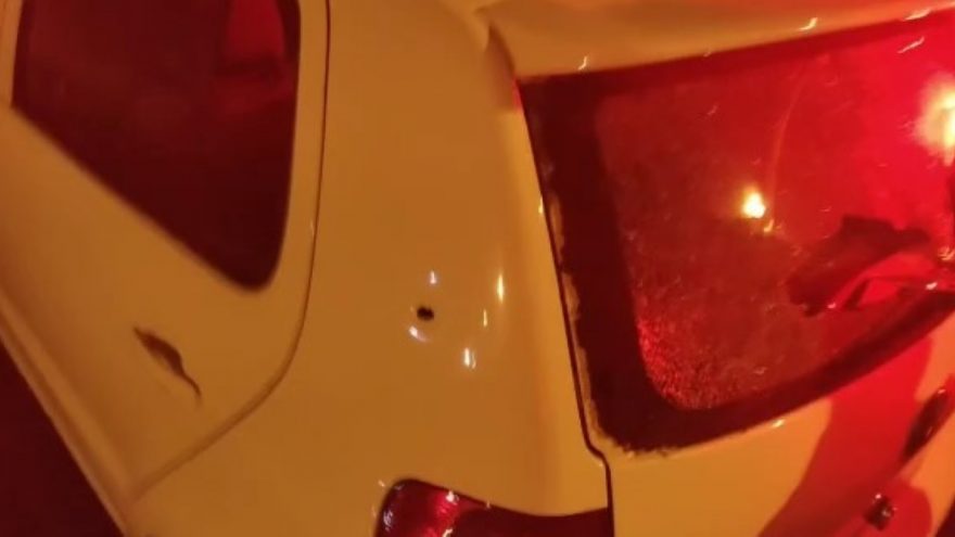 Carros são atingidos por disparos de arma de fogo no Bairro Neva