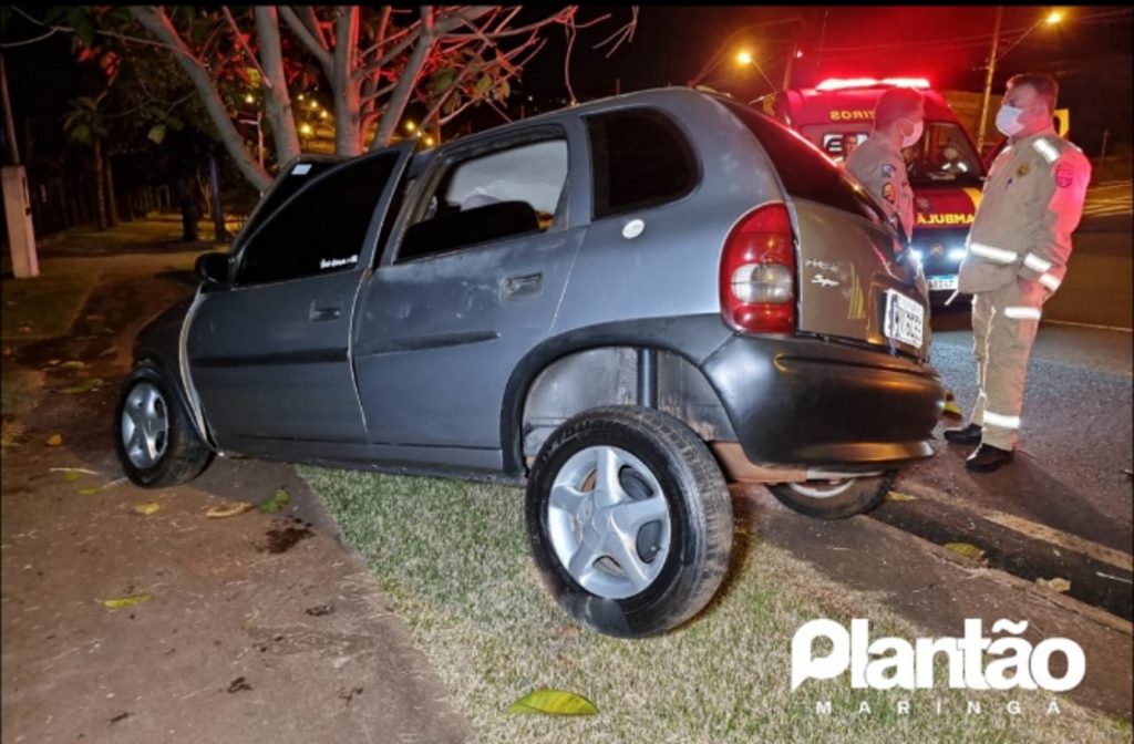Adolescente bate carro em árvore e cinco pessoas ficam feridas