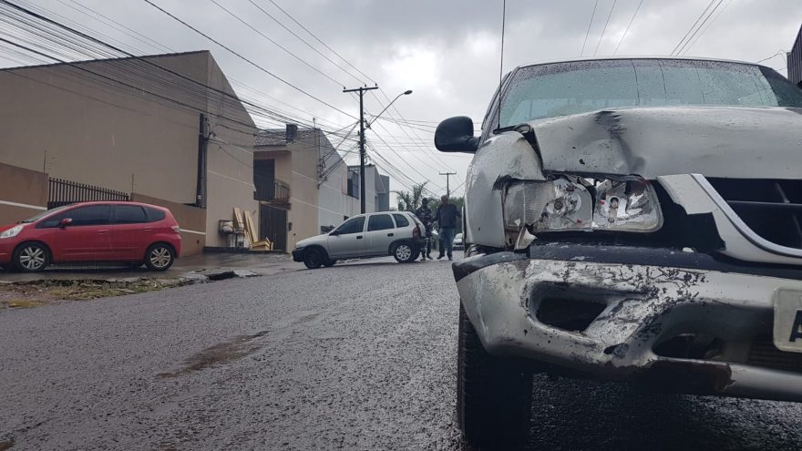 Corsa e S-10 se envolvem em colisão na Rua Ponta Grossa no Bairro São Cristóvão