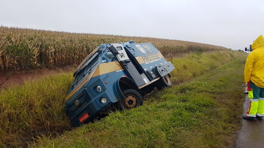 Carro-forte sai da pista e quase tomba às margens da BR-369