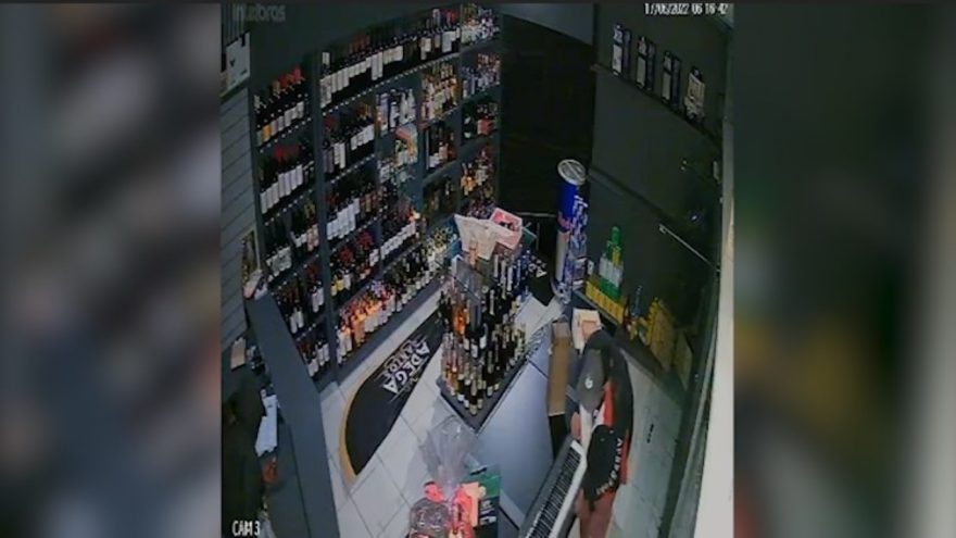 Vídeo: bandidos usam carrinho de catador de papel para disfarçar arrombamento em Cascavel