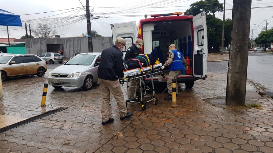 Com bicicleta elétrica, mulher fica ferida após ser atingida por carro