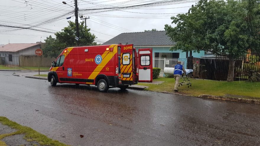 Mulher sofre queda no interior de casa e fica ferida
