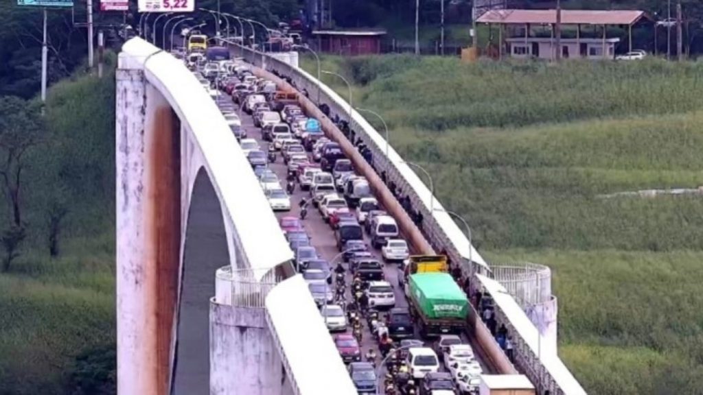 Movimento intenso é registrado na Ponte da Amizade nesta sexta-feira (17)