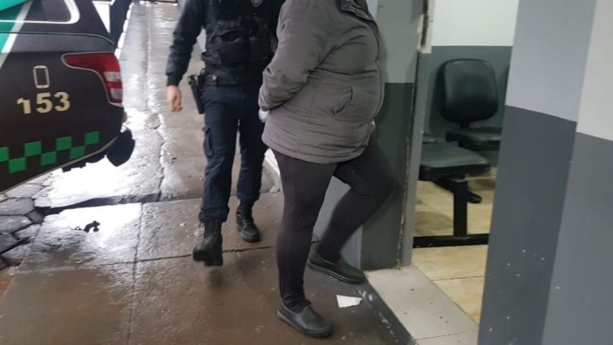 Forças de segurança cumprem mandado de prisão de uma mulher no Santa Felicidade