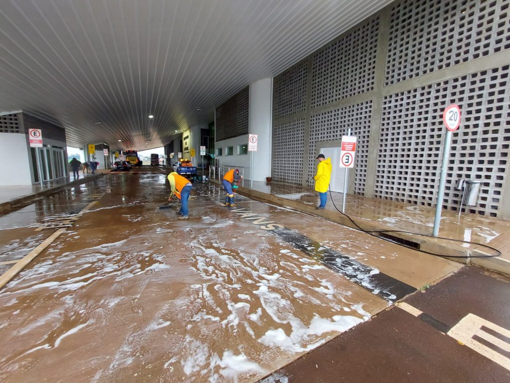 Aeroporto passa por limpeza geral feita por equipe da Defesa Civil