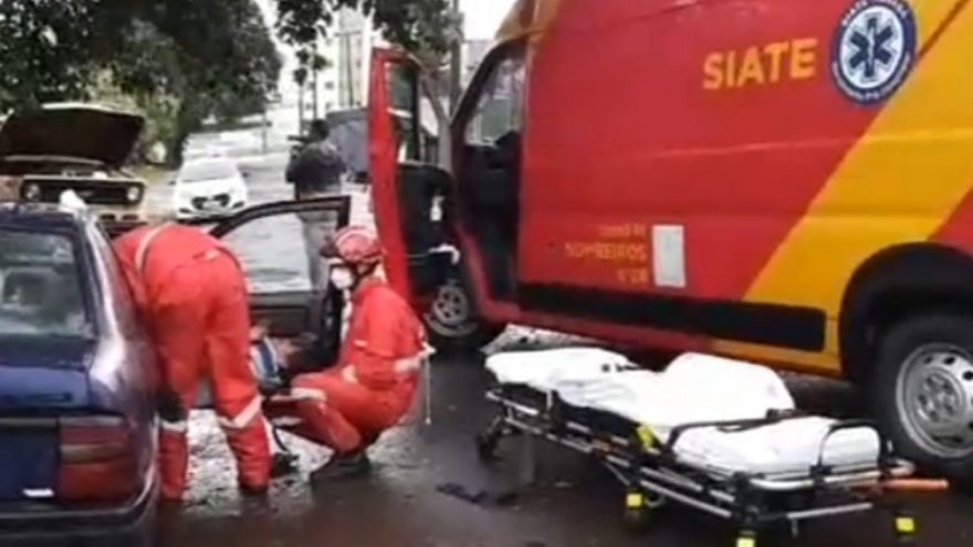 Forte colisão entre carro e caminhão deixa veículo danificado e vítima ferida