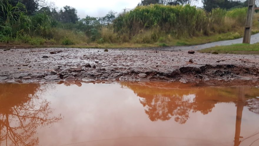 Chuva solta pedras e enche a Rua Universitária de lama