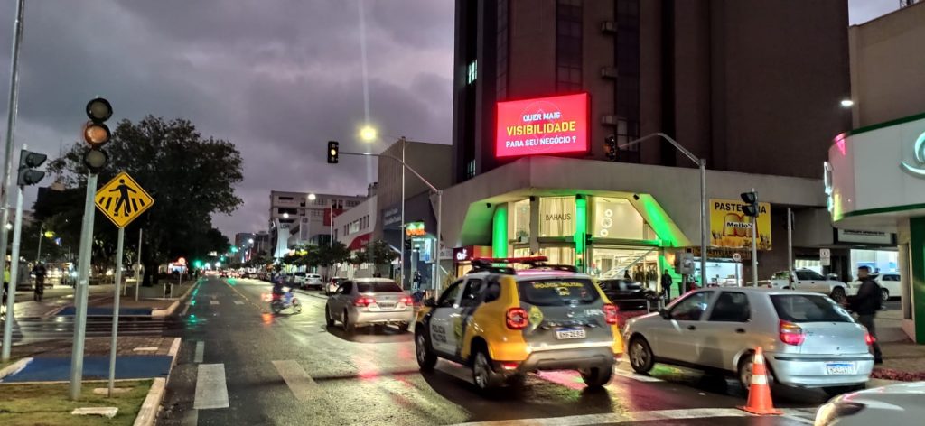 Semáforo da Av. Brasil com Rua Sete de Setembro está no amarelo intermitente