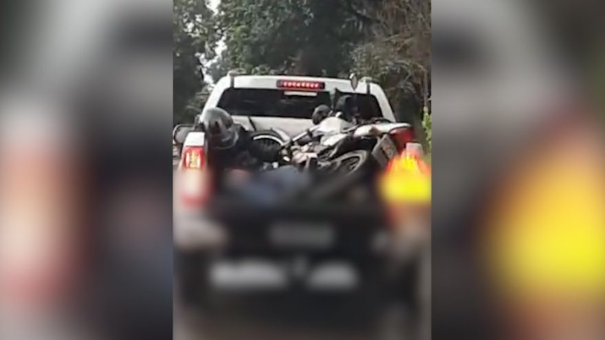 Carona diferente; motociclista é filmado sendo carregado por uma caminhonete