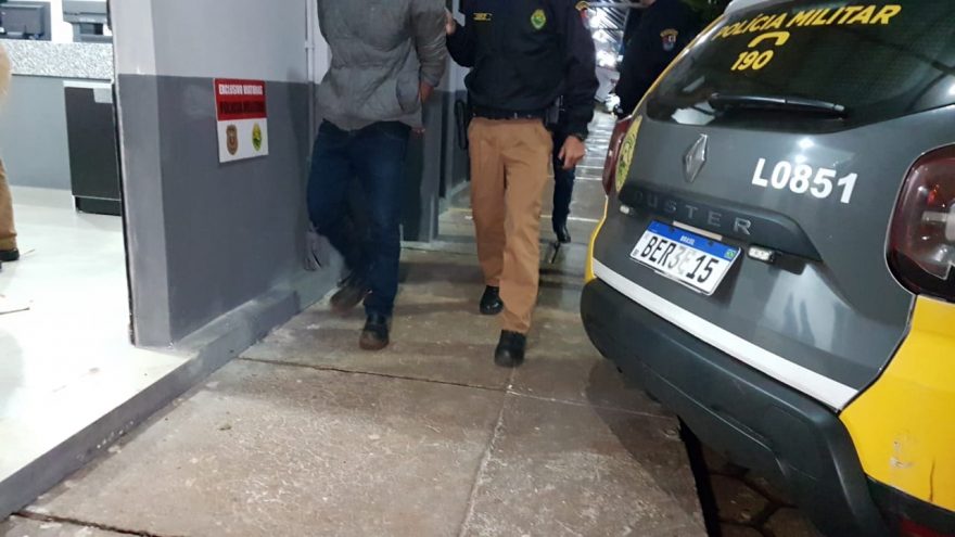 Rapaz é detido “com a mão na massa”, tentando furtar caminhonete