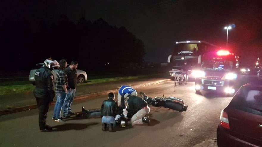 Motociclista fica ferido ao sofrer acidente na marginal da BR-277, nas proximidades da Expovel