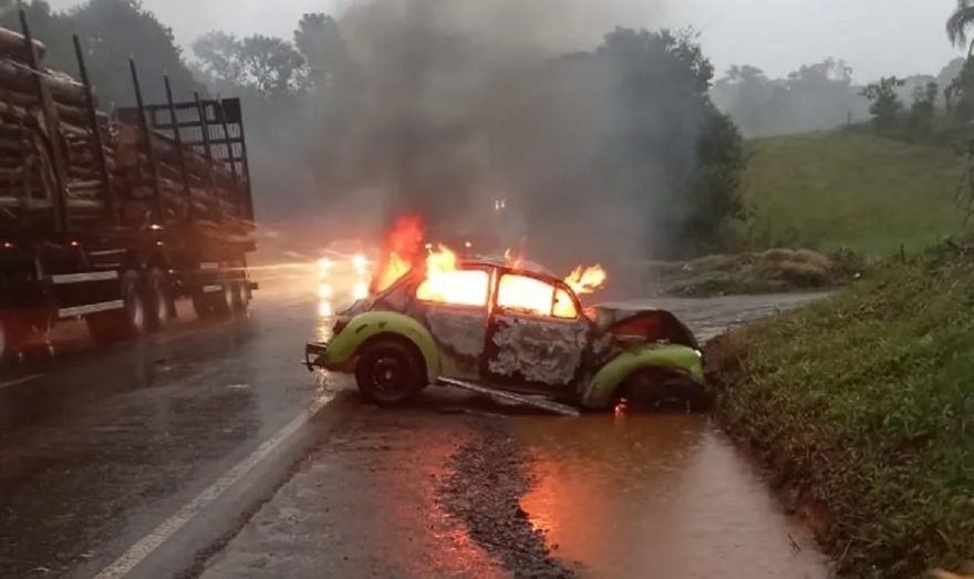 Casal de idosos morre carbonizado após acidente na PR-466 em Turvo
