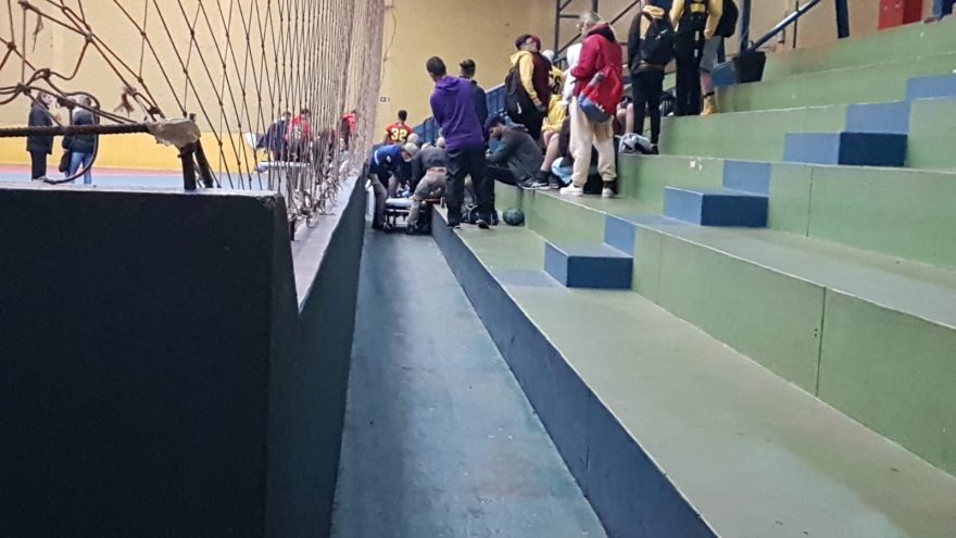 Jovem fica ferido durante jogo de futsal no Ginásio do São Cristóvão