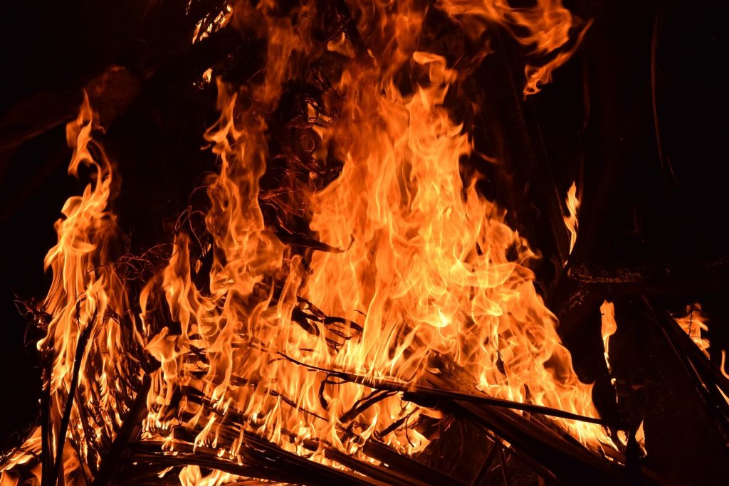 Criança de três anos morre e outra se fere gravemente em incêndio