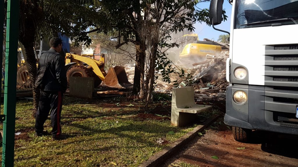 Estrutura do antigo posto de saúde central é demolida