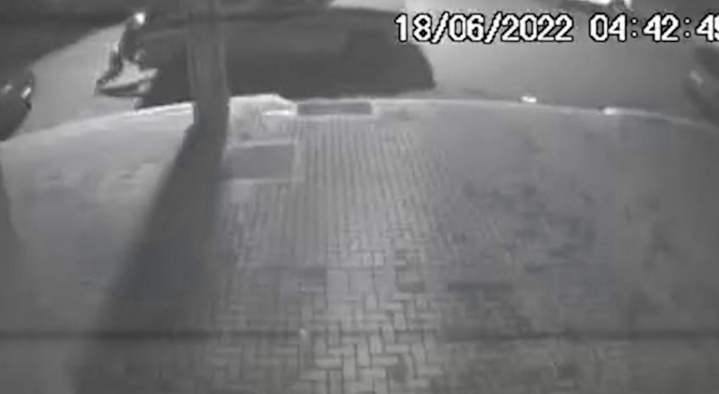 Veja momento em que caminhonete D20 é furtada no Centro nesta madrugada