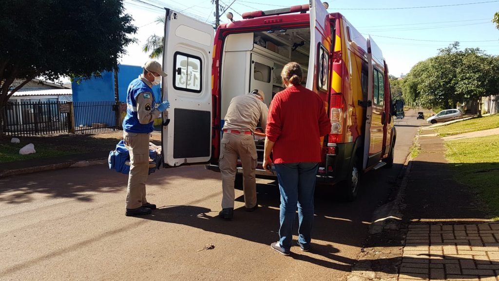 Galho de árvore cai sobre idoso que sofre fratura