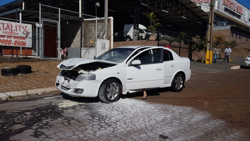 Após colisão, Astra pega fogo no Bairro Santo Onofre, em Cascavel
