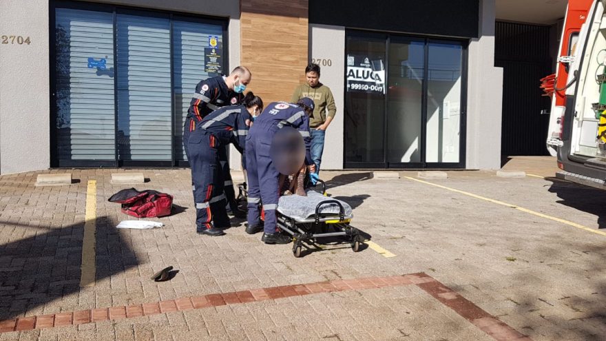 Mulher é socorrida pelo Samu no Centro de Cascavel