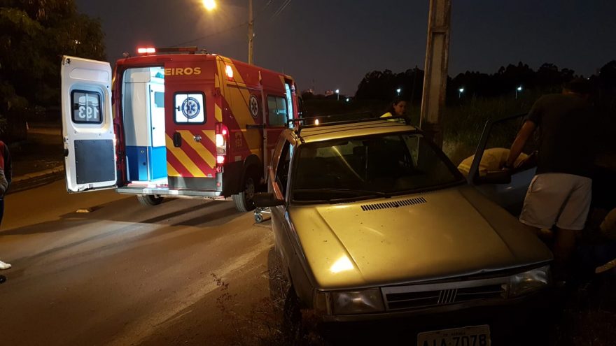 Homem sofre contusão no rosto ao colidir Uno em poste no Tropical