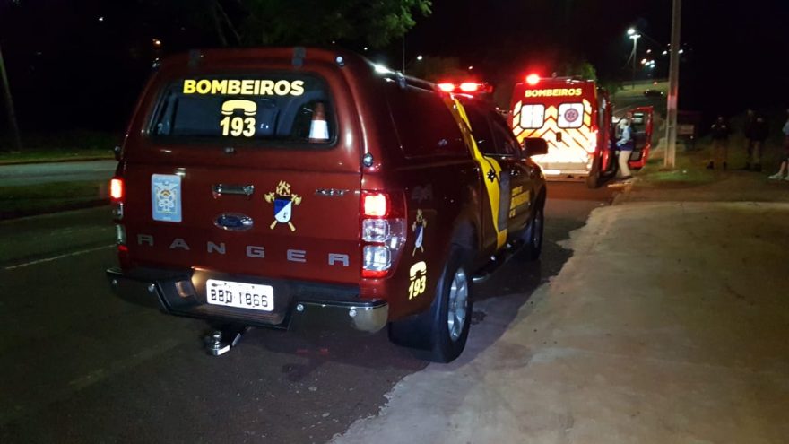 Homem ferido é encontrado caído e PM e Siate prestam atendimentos, no Pacaembu