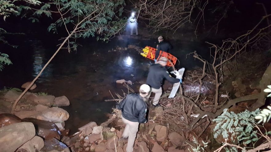 Grande operação do Corpo de Bombeiros resgata jovem que caiu de ‘penhasco’