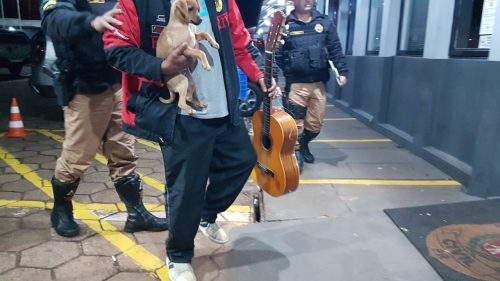 Com cachorro e violão, homem é levado à Delegacia após ser detido pela PRE na rodovia PR-180