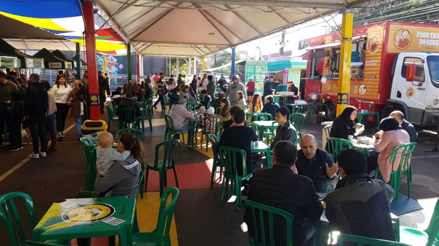 Apesar da manhã fria, diversas pessoas aproveitam a Feira do Teatro neste domingo