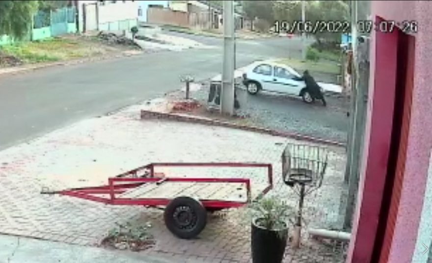 Vídeo mostra momento em que ladrões invadem lava car e furtam Corsa