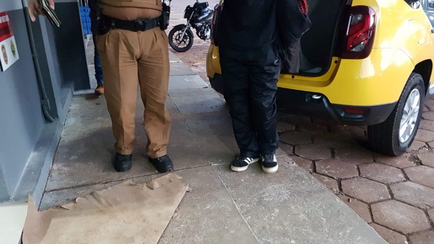Homem de 43 anos é detido após furto de celular em estabelecimento
