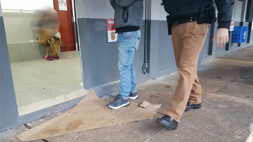 Homem, de 46 anos, é detido pela PM após ameaçar a companheira com faca