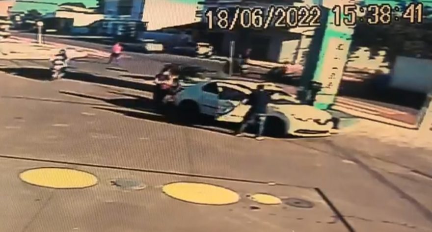 Vídeo mostra força de impacto entre motos durante grave acidente na Avenida Tito Muffato