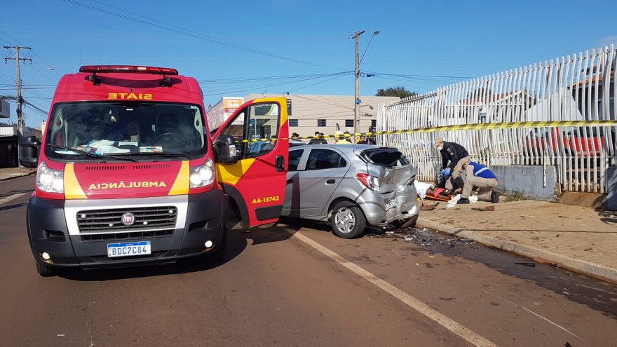 Gravíssimo acidente deixa mulher e criança feridas no Santa Cruz