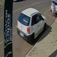 Imagem referente a Imagens fortes: Vídeo monstra criança e mulher sendo atropeladas e prensadas contra carros