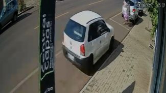Imagens fortes: Vídeo monstra criança e mulher sendo atropeladas e prensadas contra carros