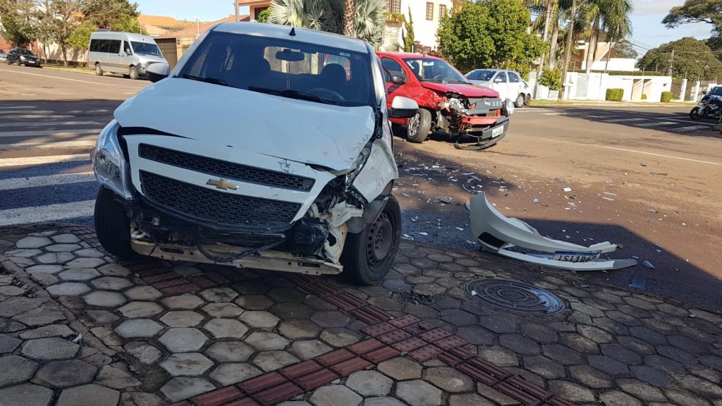 Forte colisão de trânsito é registrada no Centro
