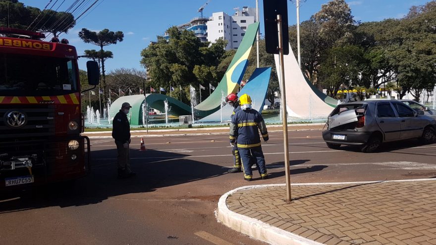 Mãe e bebê de 13 dias ficam feridos em acidente entre ônibus e veículo no Centro de Cascavel