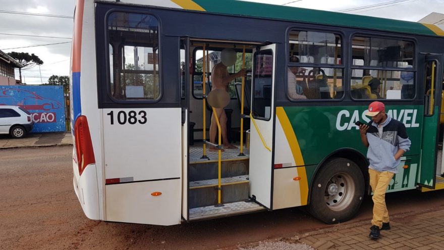 Sem frio e sem vergonha, homem tira as roupas e fica peladão dentro no transporte coletivo