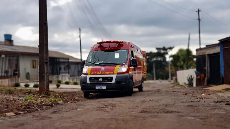 Mulher machuca joelho e precisa de atendimento médico no Floresta