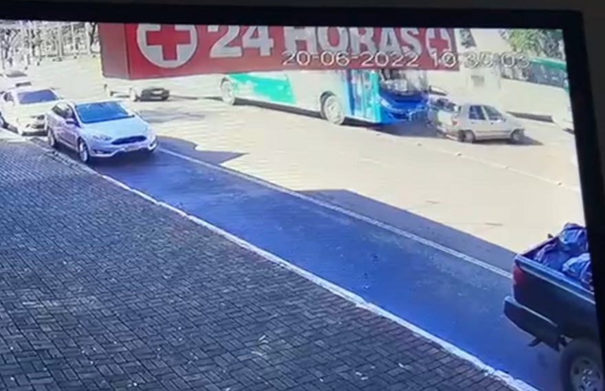 Câmera mostra carro realizando conversão irregular à esquerda e sendo atingido por ônibus