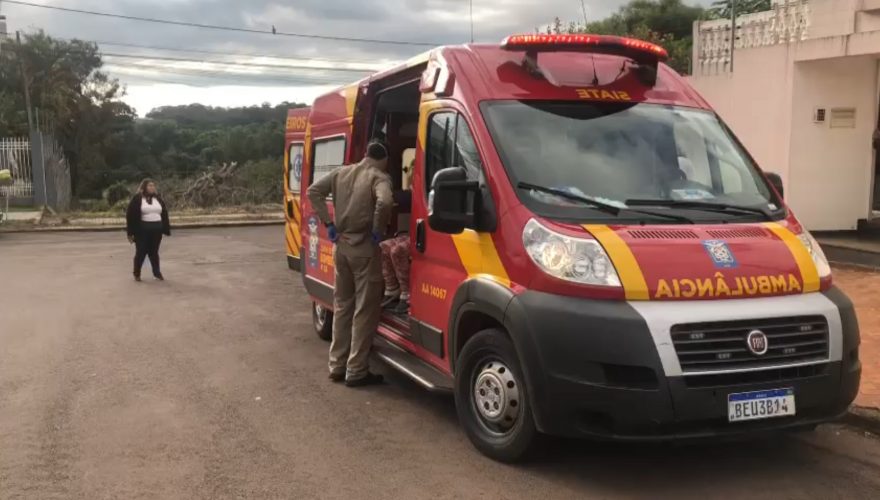 Idosa sofre queda de escada em imóvel na Rua Riachuelo e precisa ser socorrida pelo Siate