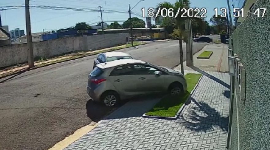 Que pancada! Vídeo mostra motorista perdendo o controle da direção e atingindo veículo estacionado