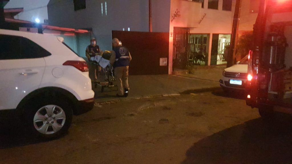Homem sofre desmaio dentro de casa e fica ferido