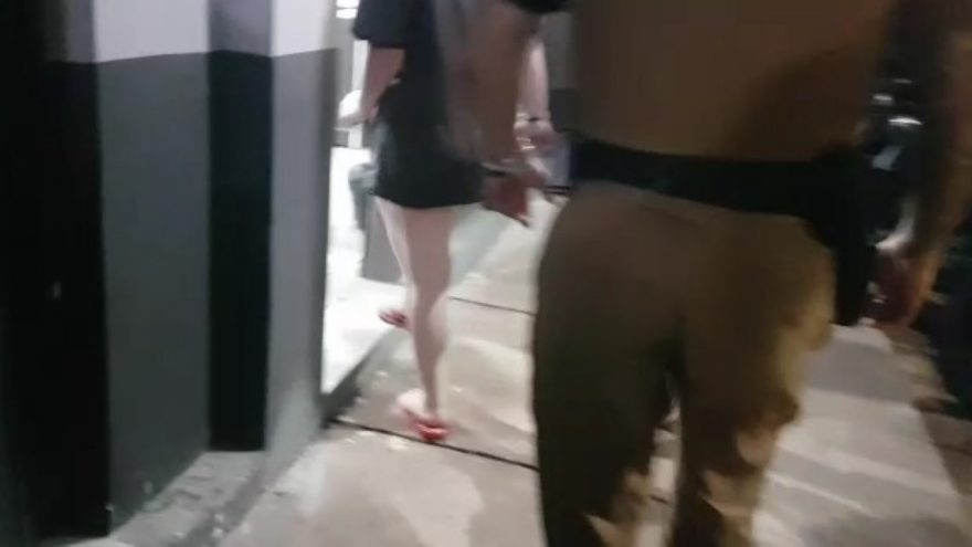 Mulher é detida após bater em sua filha de 12 anos