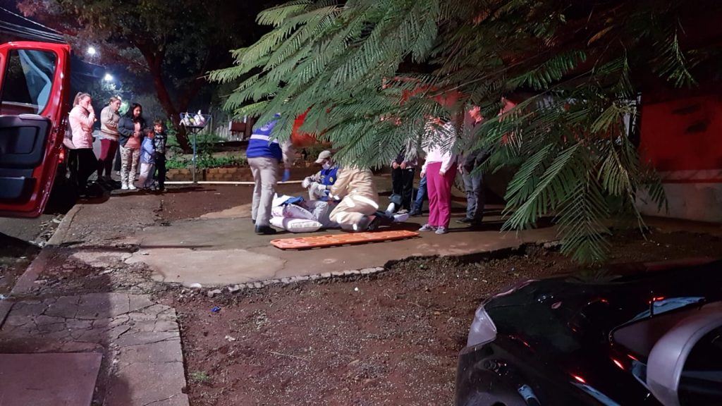 Mulher cai de moto e fica ferida no Bairro Canadá, em Cascavel