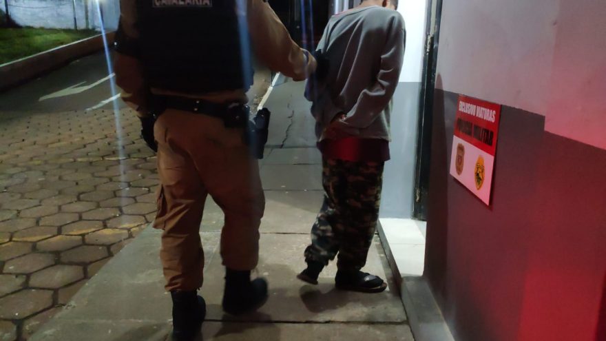 Adolescente é apreendido pela Cavalaria da PM no Bairro Interlagos